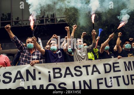 Barcelone, Espagne. 4 juin 2020. Les travailleurs de Nissan criaient des slogans alors qu'ils protestaient devant le consulat général japonais à Barcelone contre la fermeture de l'usine, ce qui a provoqué la perte d'environ 2800 emplois au milieu de la crise du coronavirus. Crédit: Matthias Oesterle/Alamy Live News Banque D'Images