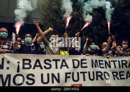 Barcelone, Espagne. 4 juin 2020. Les travailleurs de Nissan criaient des slogans alors qu'ils protestaient devant le consulat général japonais à Barcelone contre la fermeture de l'usine, ce qui a provoqué la perte d'environ 2800 emplois au milieu de la crise du coronavirus. Crédit: Matthias Oesterle/Alamy Live News Banque D'Images