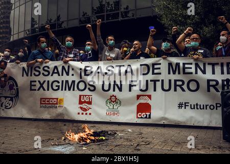 Barcelone, Espagne. 4 juin 2020. Les travailleurs de Nissan criaient des slogans alors qu'ils protestaient devant le consulat général japonais à Barcelone contre la fermeture de l'usine, ce qui a provoqué la perte d'environ 2800 emplois au milieu de la crise du coronavirus. Crédit: Matthias Oesterle/Alamy Live News Banque D'Images