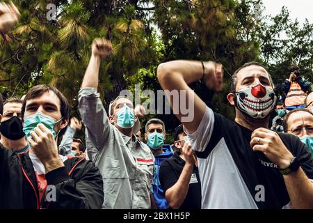 Barcelone, Espagne. 4 juin 2020. Les travailleurs de Nissan criaient des slogans alors qu'ils protestaient devant le consulat général japonais à Barcelone contre la fermeture de l'usine, ce qui a provoqué la perte d'environ 2800 emplois au milieu de la crise du coronavirus. Crédit: Matthias Oesterle/Alamy Live News Banque D'Images