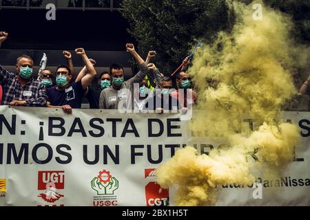 Barcelone, Espagne. 4 juin 2020. La fumée augmente alors que les travailleurs de Nissan protestent à Barcelone contre la fermeture de l'usine, ce qui entraîne la perte d'environ 2800 emplois au milieu de la crise du coronavirus. Crédit: Matthias Oesterle/Alamy Live News Banque D'Images