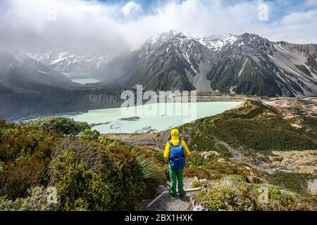 Randonnée sur sentier, vue sur la vallée de Hooker depuis le Sealy Tarns Track, lacs glaciaires Lac Mueller et Lac Hooker, parc national de Mount Cook Banque D'Images