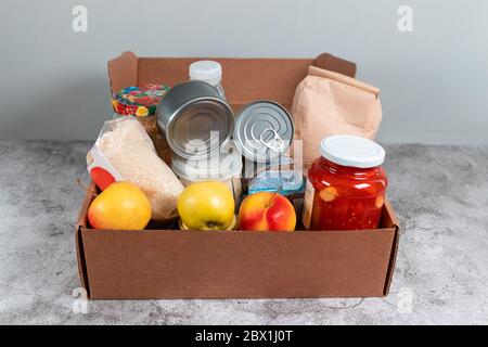 Dons de papier sac de nourriture pour les personnes isolées sur fond gris Banque D'Images