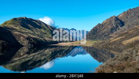 Panorama, montagnes reflétées dans un lac, Moke Lake près de Queenstown, Otago, South Island, Nouvelle-Zélande Banque D'Images