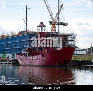 Gloucester, Royaume-Uni - septembre 08 2019 : le navire lumineux Sula amarré devant les travaux de construction sur le canal Gloucester et Sharpness Banque D'Images