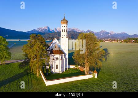 Eglise Saint Coloman, près de Schwangau, à l'arrière des montagnes de Tannheimer, image de drone, Allgaeu est, Allgaeu, Swabia, Bavière, Allemagne Banque D'Images