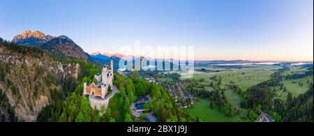 Panorama, Château de Neuschwanstein, Mont Saeuling au feu du matin, Château de Hohenschwangau, sur la droite Forggensee, près de Schwangau, tir de drone Banque D'Images