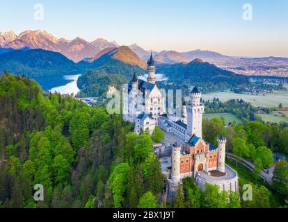 Château de Neuschwanstein, Château de Hohenschwangau, Alpsee, près de Schwangau, tir de drone, Allgaeu est, Allgaeu, Swabia, Bavière, Allemagne Banque D'Images