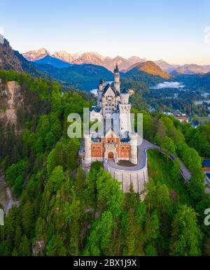 Château de Neuschwanstein, près de Schwangau, tir de drone, Allgaeu est, Allgaeu, Swabia, Bavière, Allemagne Banque D'Images