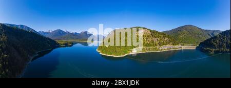 Panorama depuis le lac Sylvenstein, pont et barrage de la gorge de Faller, près de Lenggries, Isarwinkel, image de drone, haute-Bavière, Bavière, Allemagne Banque D'Images