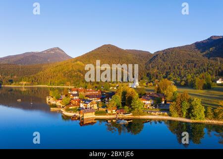 Village Walchensee et Walchensee au petit matin, image de drone, haute-Bavière, Bavière, Allemagne Banque D'Images