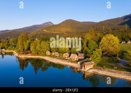 Village viking Flake au lac Walchensee dans la lumière du matin, photographie de drone, haute-Bavière, Bavière, Allemagne Banque D'Images