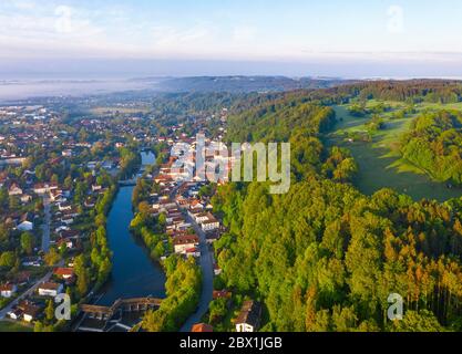 Wolfratshausen, vieille ville avec Loisach et forêt de montagne, Toelzer Land, tir de drone, haute-Bavière, Bavière, Allemagne Banque D'Images