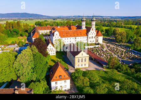 Monastère de Benediktbeuern, en face de la maison d'hôtes et de l'ancienne bibliothèque du monastère, Toelzer Land, tir de drone, haute-Bavière, Bavière, Allemagne Banque D'Images