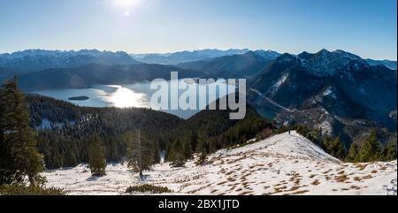 Panorama, vue du Jochberg au Walchensee en hiver avec neige, Herzogstand droit, Alpes, haute-Bavière, Bavière, Allemagne Banque D'Images