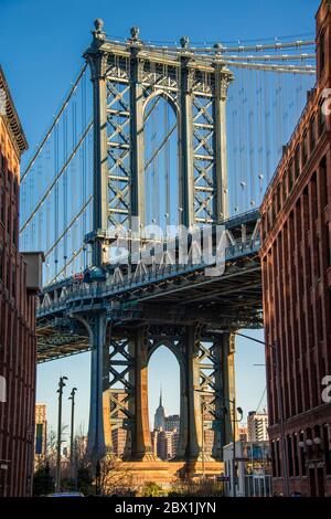 Vue de main Street à Manhattan Bridge et Empire State Building, Dumbo, Brooklyn, New York, Etats-Unis Banque D'Images