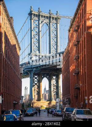 Vue de main Street à Manhattan Bridge et Empire State Building, Dumbo, Brooklyn, New York, Etats-Unis Banque D'Images