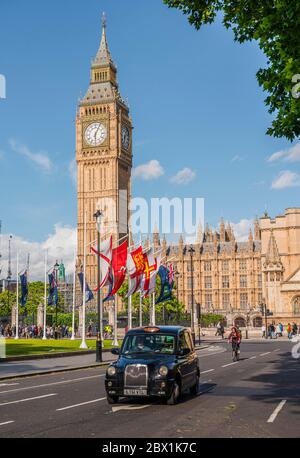 Taxi Cab, Palais de Westminster, chambres du Parlement, Big Ben, Cité de Westminster, Londres, Angleterre, Royaume-Uni Banque D'Images