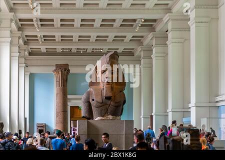 Visiteurs à l'exposition égyptienne, statue monumentale, British Museum, Londres, Angleterre, Grande-Bretagne Banque D'Images