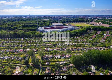 Jardin de l'allotissement, jardins de l'allotissement, association de jardins de l'allotissement Zeppelinfeld e.V., derrière lui Max-Morlock-Stadium, Nuremberg, moyenne-Franconie Banque D'Images