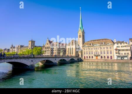 Eglise Fraumuenster, Pont Muenster et rivière Limmat, vieille ville de Zurich, Zurich, Canton de Zurich, Suisse Banque D'Images