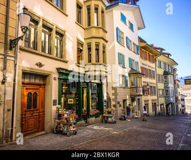 Allée avec librairie d'antiquaires, boutiques dans la vieille ville de Zurich, Zurich, canton de Zurich, Suisse Banque D'Images