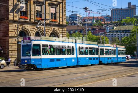 Blue Tram, vieille ville de Zurich, Zurich, canton de Zurich, Suisse Banque D'Images