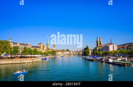 Bateaux sur le Limmat, église Fraumuenster et Grossmuenster, vieille ville de Zurich, Zurich, canton de Zurich, Suisse Banque D'Images