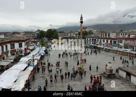 Lhassa, Tibet / Chine - 20 août 2012 : la place Barkhor à Lhassa, Tibet. La place est bondée de touristes à la recherche d'art et d'artisanat local. Banque D'Images