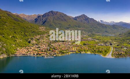 Vue aérienne de la ville de Porlezza sur la rive du lac de Lugano avec les Alpes en arrière-plan vu d'en haut, Cima, Lombardia, Italie Banque D'Images