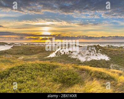 Coucher de soleil vue depuis une dune au-dessus de la mer du Nord de l'île d'Ameland, Frise, Pays-Bas Banque D'Images