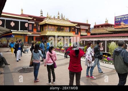 Lhassa, Tibet / Chine - 20 août 2012 : détail architectural et design coloré à l'intérieur du temple de Jokhang à Lhassa, Tibet, Chine Banque D'Images