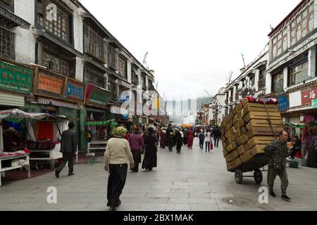 Lhassa, Tibet / Chine - 20 août 2012 : la scène de rue Barkhor de la ville de Lhassa. Un groupe de pèlerins tibétains marchant dans la rue Barkhor. Ils tiennent p Banque D'Images