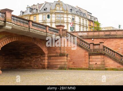 Maison historique de résidence à Francfort. Viaduc de pierre ancienne. Fragment du pont. Traverser la rue. Coffre-fort voûté. La pierre rouge comme matériau de construction Banque D'Images