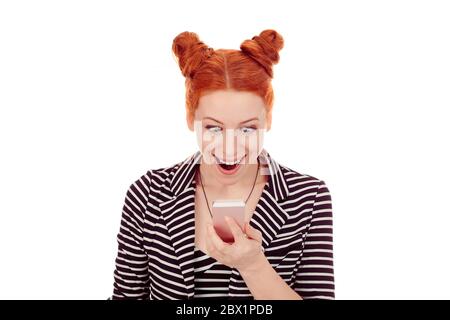 Bonne nouvelle. Gros plan portrait coupé de la belle femme heureuse dans ses années 30 regardant le smartphone super excitée porter rayé noir blanc veste avec Banque D'Images