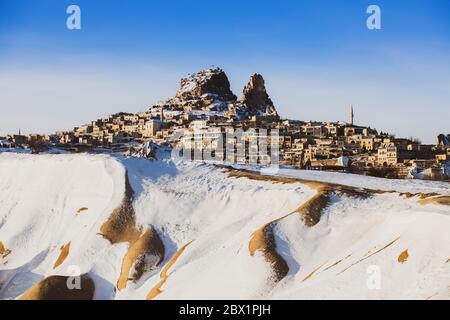 Vue sur le château d'Ortahisar. District d'Ürgüp de la province de Nevşehir, en Cappadoce, Turquie. Destination de voyage de Cappadoce, janvier 2019, Turquie. Banque D'Images
