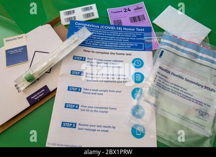Kit complet de test à domicile du coronavirus Covid-19 Banque D'Images