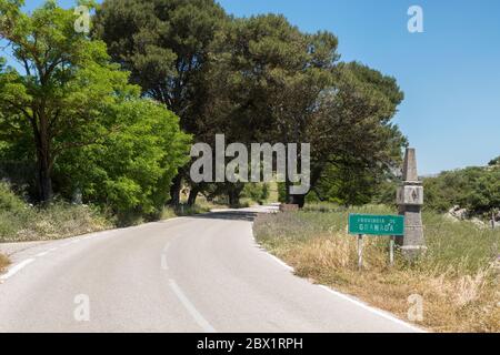 Route, entrée province de Grenade, frontière Malaga Grenade, Andalousie, Espagne. Banque D'Images