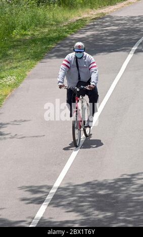 Un cycliste sur le sentier près de la Marina Bayside à Queens, New York. Banque D'Images