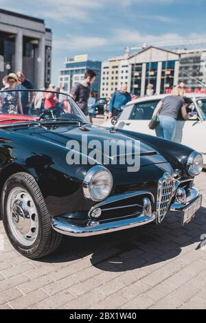 Minsk, Bélarus - 18 mai 2019 : exposition et parade de voitures rétro - cabrio Alfa Romeo Giulia 1600 Spider Banque D'Images