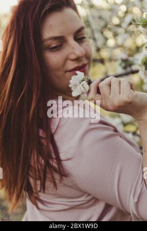 Portrait d'une jeune fille avec un pommier en fleur Banque D'Images