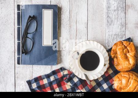 Vue de dessus avec la tasse de café nappe, réserver et verres sur fond de table en bois Banque D'Images