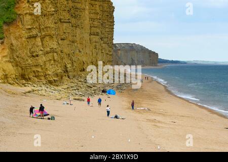 West Bay, Dorset, Royaume-Uni. 4 juin 2020. Météo Royaume-Uni. La plage est presque déserte à la station balnéaire de West Bay à Dorset, un après-midi de températures fraîches et de ciel couvert. Crédit photo : Graham Hunt/Alay Live News Banque D'Images