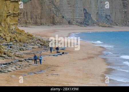 West Bay, Dorset, Royaume-Uni. 4 juin 2020. Météo Royaume-Uni. La plage est presque déserte à la station balnéaire de West Bay à Dorset, un après-midi de températures fraîches et de ciel couvert. Crédit photo : Graham Hunt/Alay Live News Banque D'Images