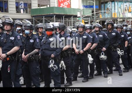 Un grand nombre d'officiers de police de NYPD prêts à maintenir la paix lors de marches et de manifestations en cours à Manhattan et dans la ville, suscitées par le meurtre de George Floyd par des flics à Minneapolis, au Minnesota. (Times Square) Banque D'Images