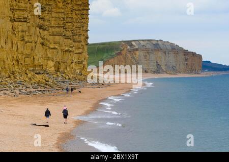 West Bay, Dorset, Royaume-Uni. 4 juin 2020. Météo Royaume-Uni. La plage est presque déserte à la station balnéaire de West Bay à Dorset, un après-midi de températures fraîches et de ciel couvert. Crédit photo : Graham Hunt/Alay Live News Banque D'Images