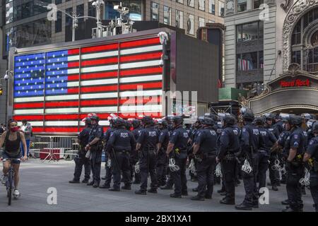 Un grand nombre d'officiers de police de NYPD prêts à maintenir la paix lors de marches et de manifestations en cours à Manhattan et dans la ville, suscitées par le meurtre de George Floyd par des flics à Minneapolis, au Minnesota. (Times Square). Les officiers ne portent pas de masques, bien qu'il soit au milieu de la pandémie de Covid-19. Banque D'Images