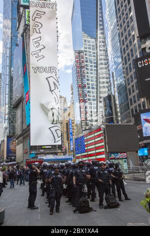 Un grand nombre d'officiers de police de NYPD prêts à maintenir la paix lors de marches et de manifestations en cours à Manhattan et dans la ville, suscitées par le meurtre de George Floyd par des flics à Minneapolis, au Minnesota. (Times Square) Banque D'Images