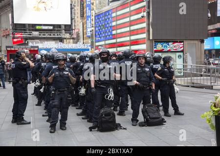 Un grand nombre d'officiers de police de NYPD prêts à maintenir la paix lors de marches et de manifestations en cours à Manhattan et dans la ville, suscitées par le meurtre de George Floyd par des flics à Minneapolis, au Minnesota. (Times Square) Banque D'Images