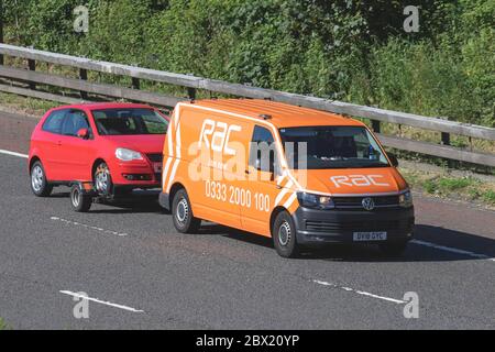 Voiture VW sur remorque récupérée par RAC 24 heures de dépannage en bord de route camionnette. Véhicules véhicules véhicules en mouvement, voitures en voiture sur les routes du Royaume-Uni, moteurs, conduite sur l'autoroute M6 Banque D'Images